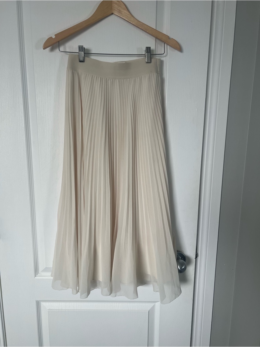 Aritzia Wilfred Pleated Twirl Skirt in Birch Soft Cream